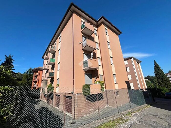 Appartamento trilocale in vendita in Via Enrico Cernuschi, Varese