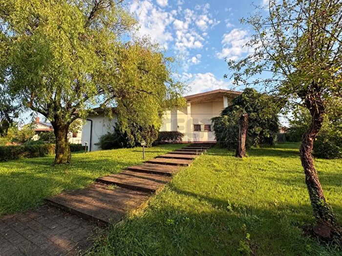 Casa con 14 locali in vendita in Via Giovanni Pascoli, Fara Gera D'Adda