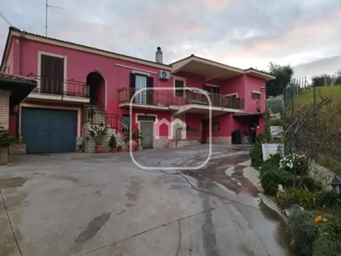 Casa con 6 locali in vendita in Contrada Colle Pero, Cori