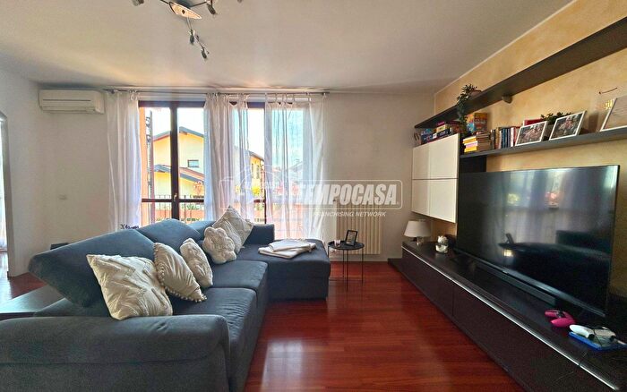 Appartamento trilocale in vendita in Via Privata Brambilla Don Antonio, Casatenovo