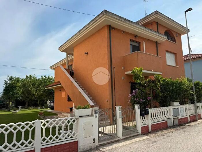 Casa quadrilocale in vendita in V Fratelli Zuccari, Fano