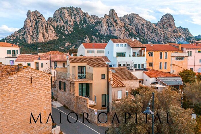 Casa con 5 locali in vendita in Via Saraghino, Olbia