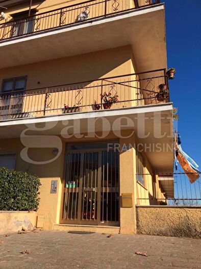 Appartamento con 6 locali in vendita in Via Umberto, Vejano