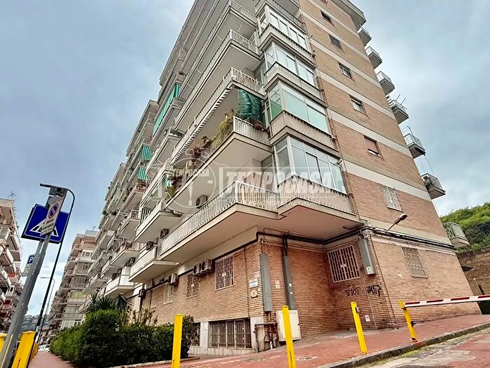 Appartamento con 6 locali in vendita in Via Vincenzo Tiberio, Napoli