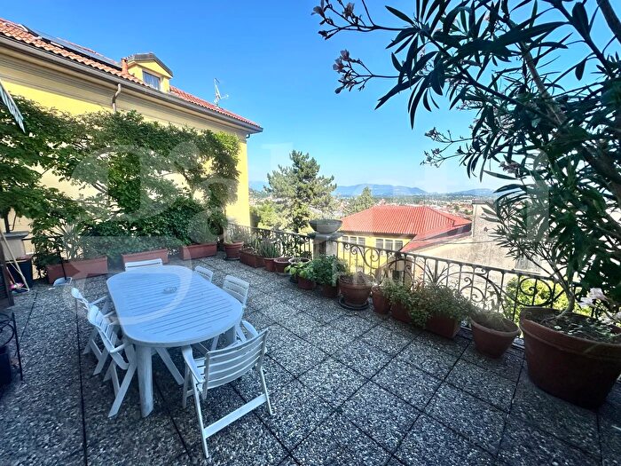 Appartamento con 6 locali in vendita in Via Tassera Snc, Erba