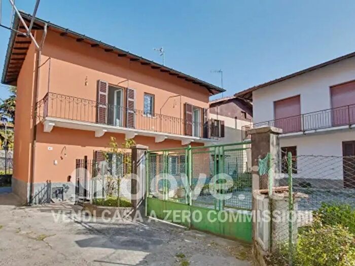 Casa quadrilocale in vendita in Via Giosuè Carducci, Leggiuno