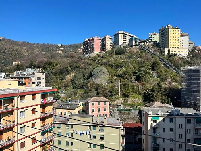 Appartamento trilocale in vendita in Via Piero Pinetti, Genova