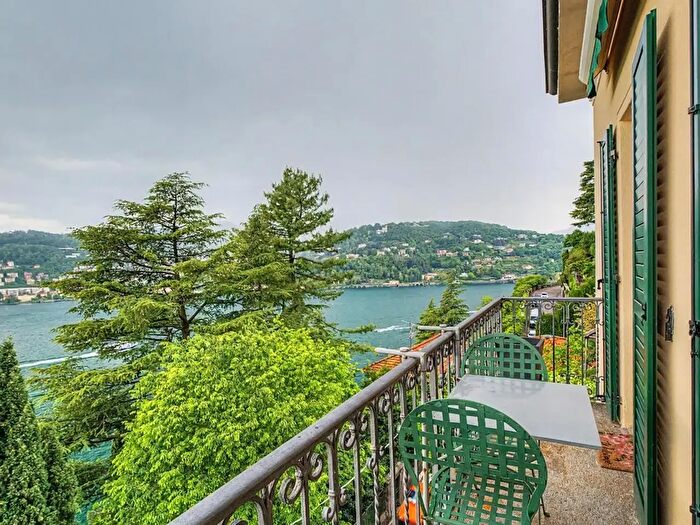 Appartamento con 10 locali in vendita in Via Torno, Como