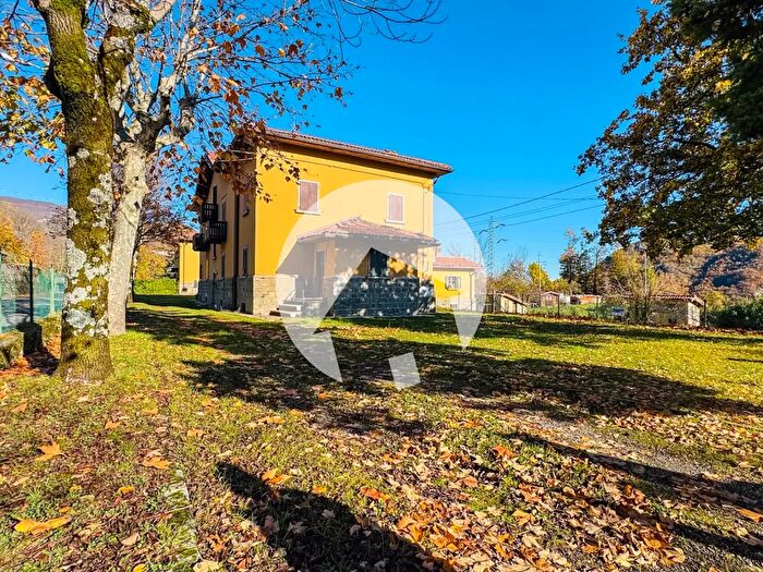 Appartamento con 8 locali in vendita in Via Centrale, Ventasso