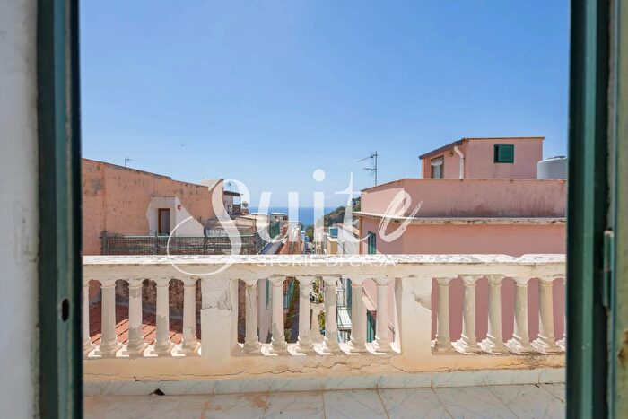 Appartamento con 11 locali in vendita in Via Confini, Ustica