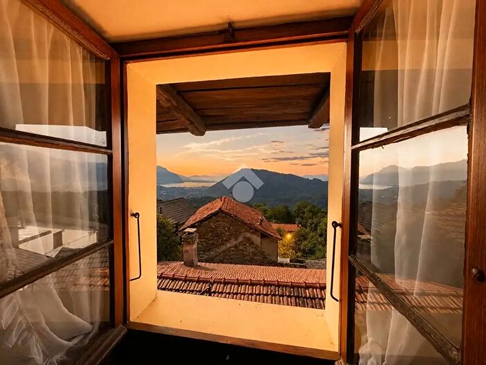 Casa con 6 locali in vendita in Via Miazzina, Cossogno