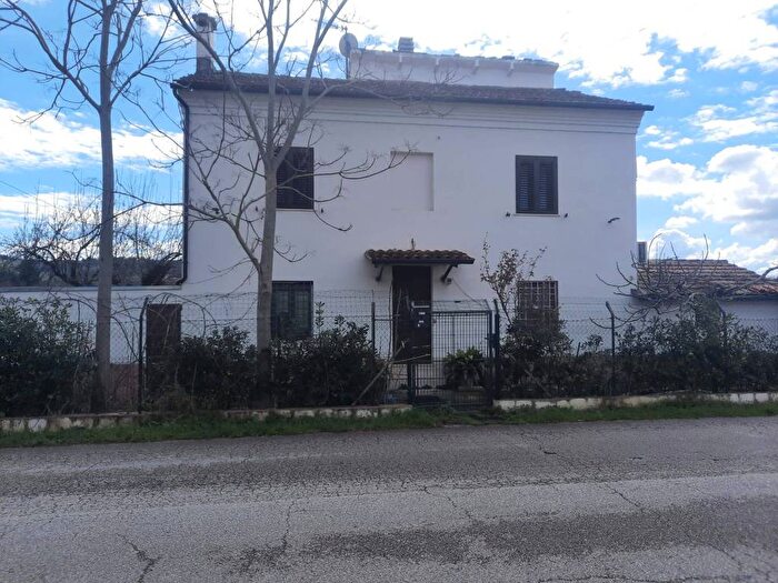 Casa con 6 locali in affitto in Macerata