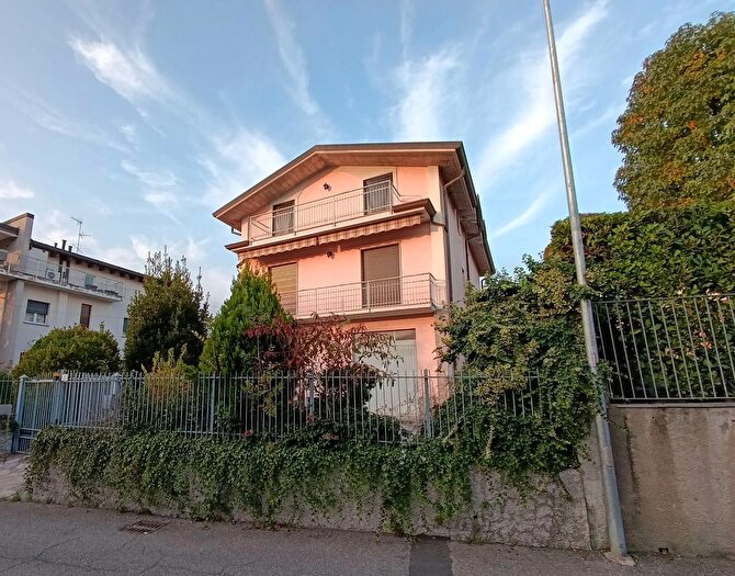 Casa con 8 locali in vendita in Veduggio Con Colzano