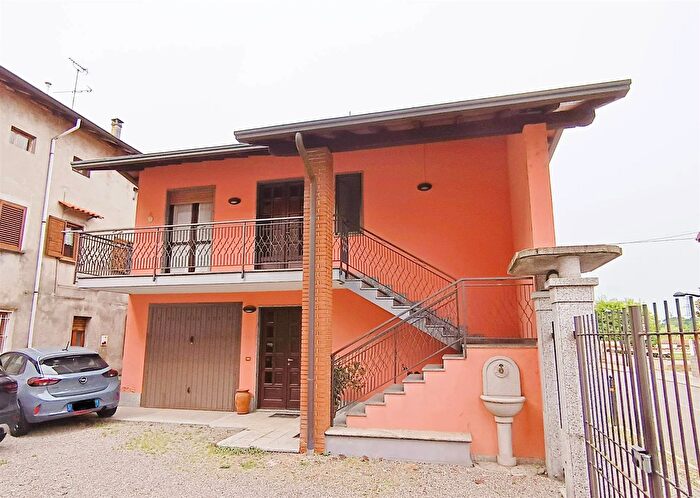 Casa con 6 locali in vendita in Cressa, Cressa