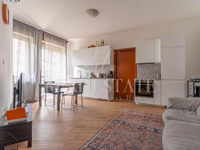 Appartamento trilocale in affitto in Via Luigi Soderini, Lorenteggio, Milano