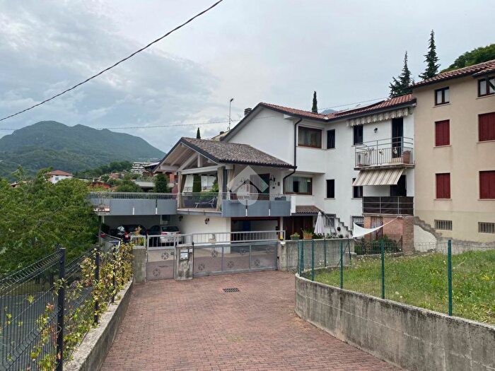 Casa con 10 locali in vendita in Via Cappuccini, Schio