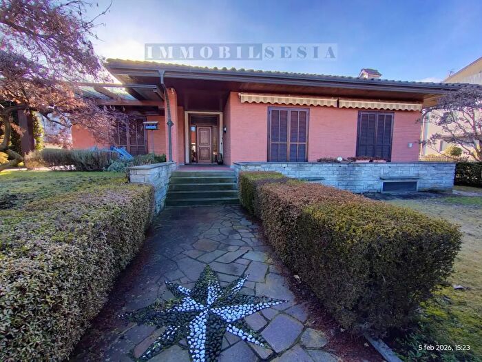 Casa con 12 locali in vendita in Serravalle Sesia