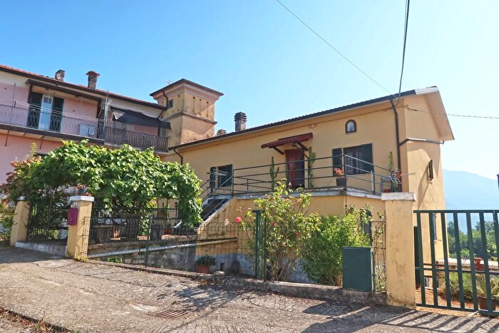 Casa con 6 locali in vendita in Bagnone