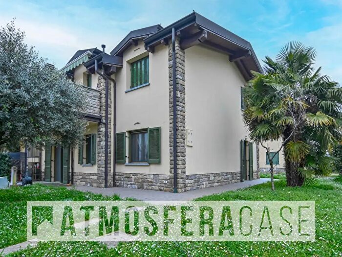 Appartamento trilocale in vendita in Via San Francesco dAssisi, Brignano Gera DAdda