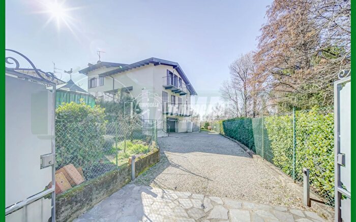 Appartamento con 8 locali in vendita in Laveno Mombello