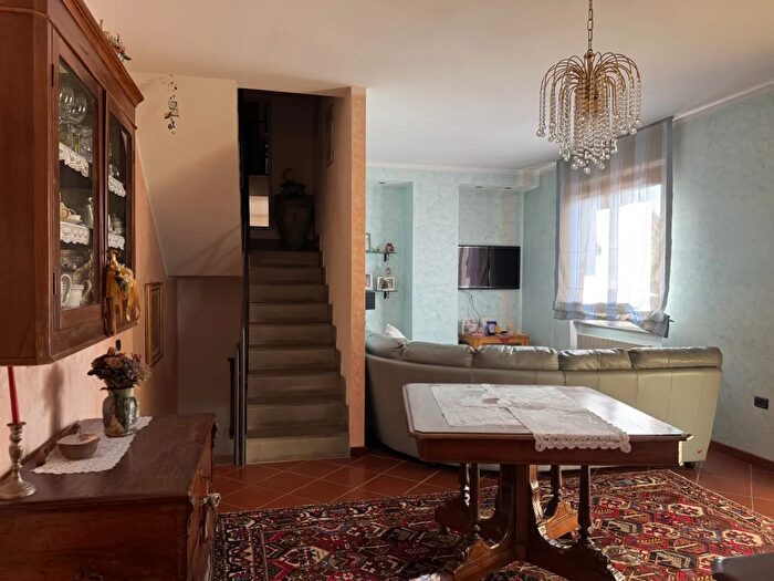 Casa con 6 locali in vendita in Massa