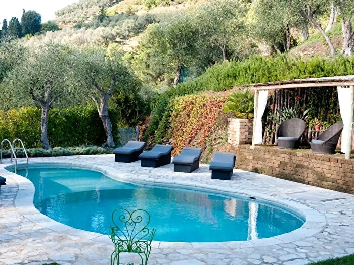 Casa con 6 locali in vendita in Pietrasanta