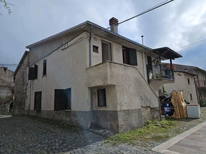 Casa trilocale in vendita in Pizza San Pietro Snc, Cagnano Amiterno