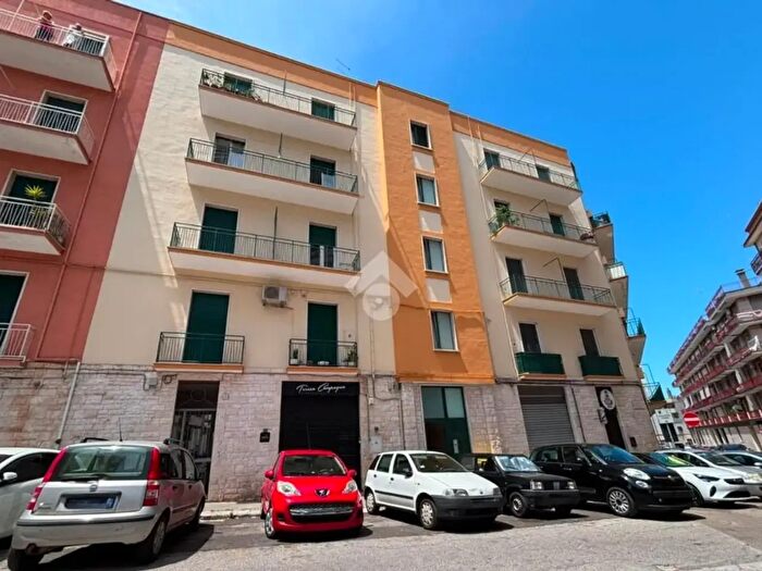 Casa bilocale in vendita in Locale Deposito Piazza Giovanni Laterza, Putignano