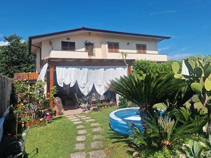 Casa con 5 locali in vendita in Massa