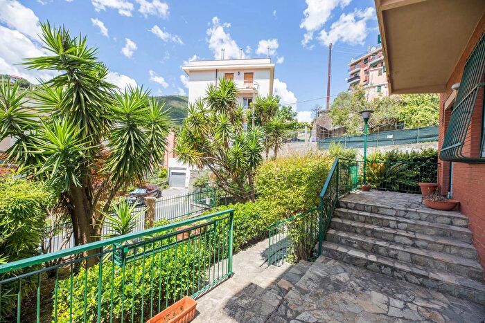 Casa con 11 locali in vendita in Salita alla Chiesa di Fegino, Genova