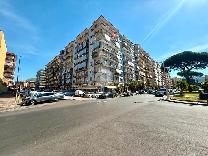 Appartamento trilocale in vendita in Viale Augusto, Napoli