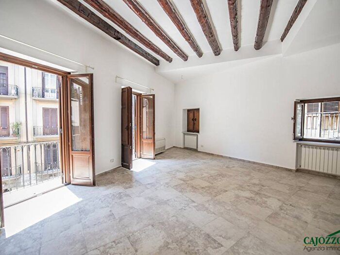 Appartamento quadrilocale in affitto in Via Trabia, Castellammare, Palermo