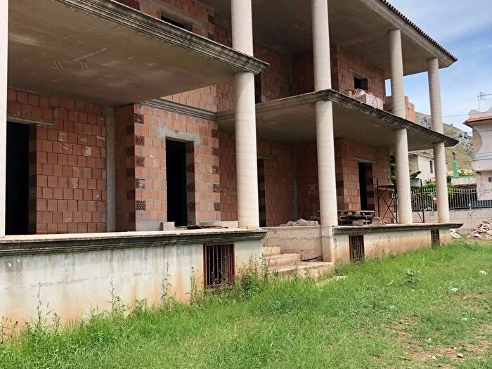 Casa con 7 locali in vendita in Via Polibio, Mondragone