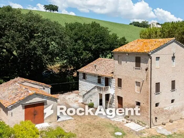 Casa con 6 locali in vendita in Frazione Magnadorsa, Arcevia
