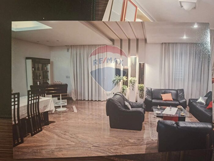 Appartamento con 8 locali in vendita in Via Venezia, Gela