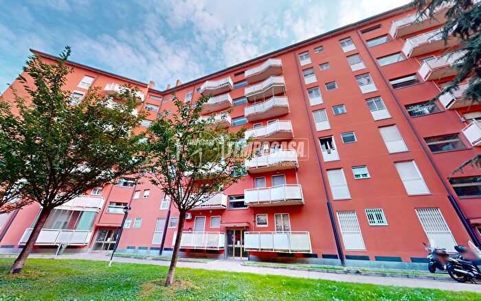 Appartamento trilocale in affitto in Via Luigi Sordello, Milano