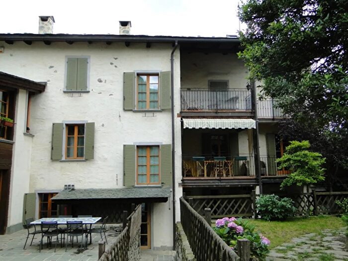 Casa con 9 locali in vendita in Sondrio