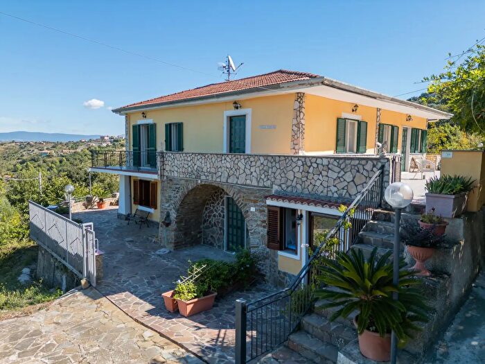 Casa con 12 locali in vendita in Via San Leo, Castellabate