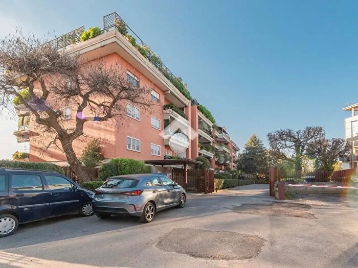 Appartamento con 5 locali in vendita in Via Alfredo Fusco, Roma