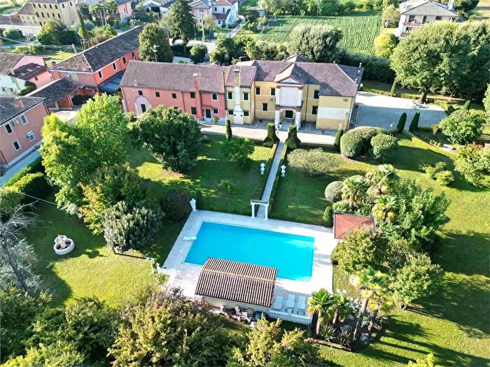 Casa con 11 locali in vendita in Via Piave, Piombino Dese