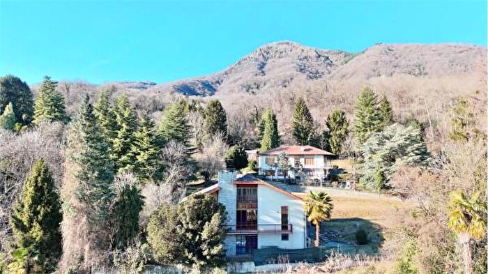 Casa con 6 locali in vendita in Via dei Mille, Casalzuigno