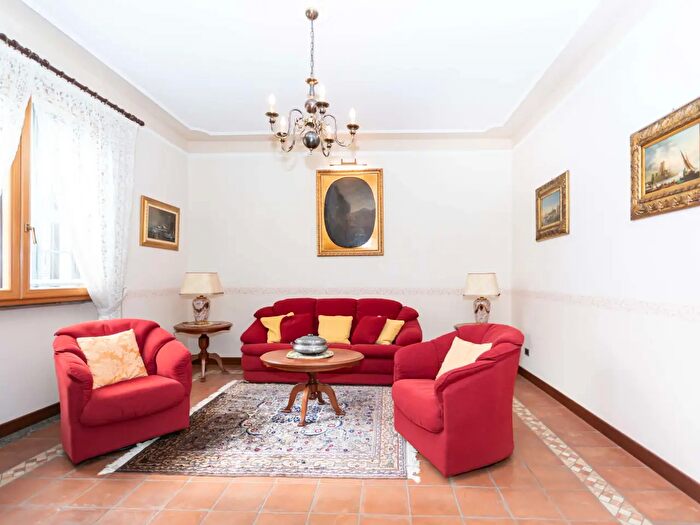 Casa con 12 locali in vendita in Via Pascoli a, Agrate Conturbia