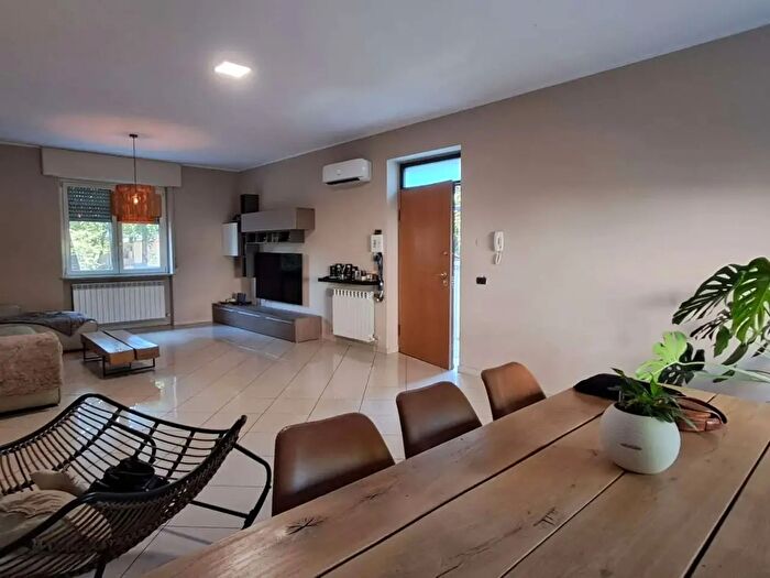 Casa con 5 locali in vendita in Busto Garolfo