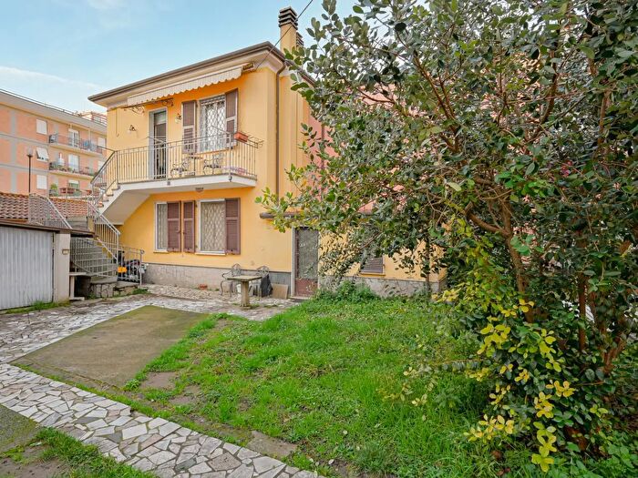 Casa con 5 locali in vendita in Via Sobborgo Emiliano, Sarzana
