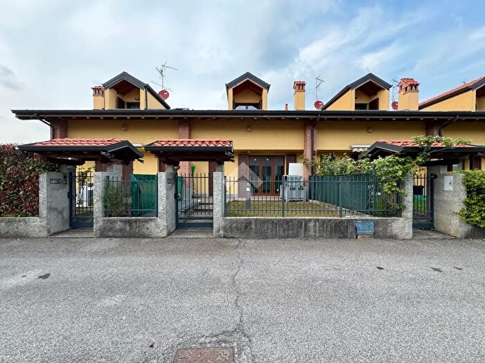Casa con 5 locali in vendita in Via Don Antonio Brambilla, Casatenovo