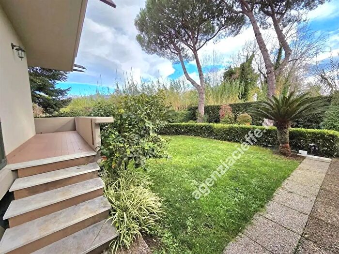 Appartamento con 7 locali in vendita in Massa