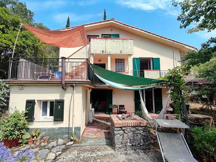Casa con 7 locali in vendita in Ameglia