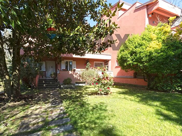 Casa con 10 locali in vendita in Via Po, Viterbo