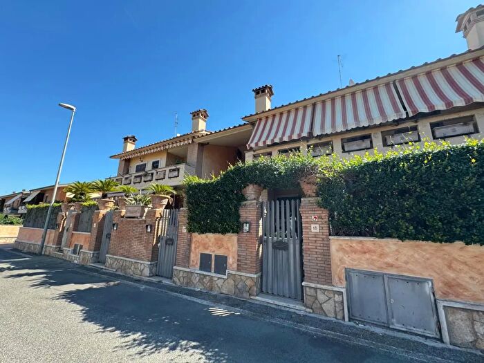Appartamento trilocale in vendita in Via Federico Confalonieri, Marino