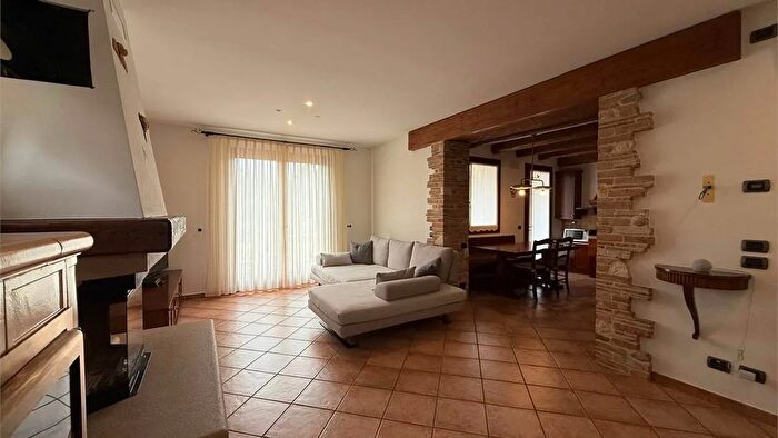 Casa con 8 locali in vendita in Montebelluna Via Murette, Montebelluna